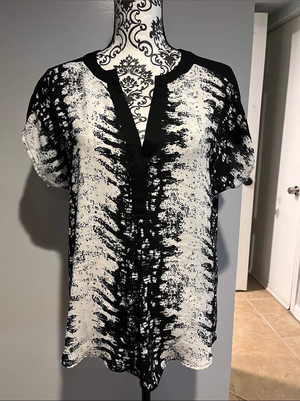 Violet & Claire Black and White Printed Split V-Neck Blouse